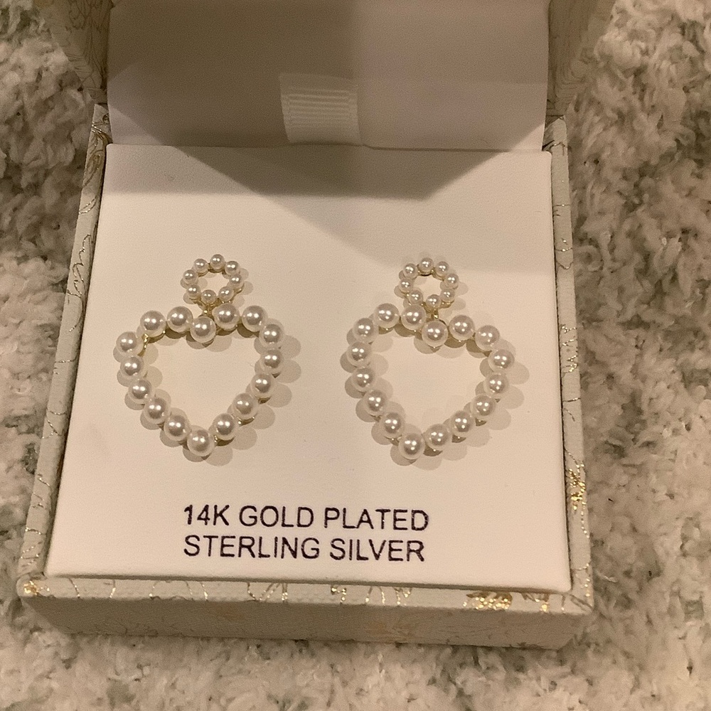 Rachel Zoe 14kt Gold Plated Sterling Silver Pearl Heart Earrings NWT Boxed - Picture 2 of 16